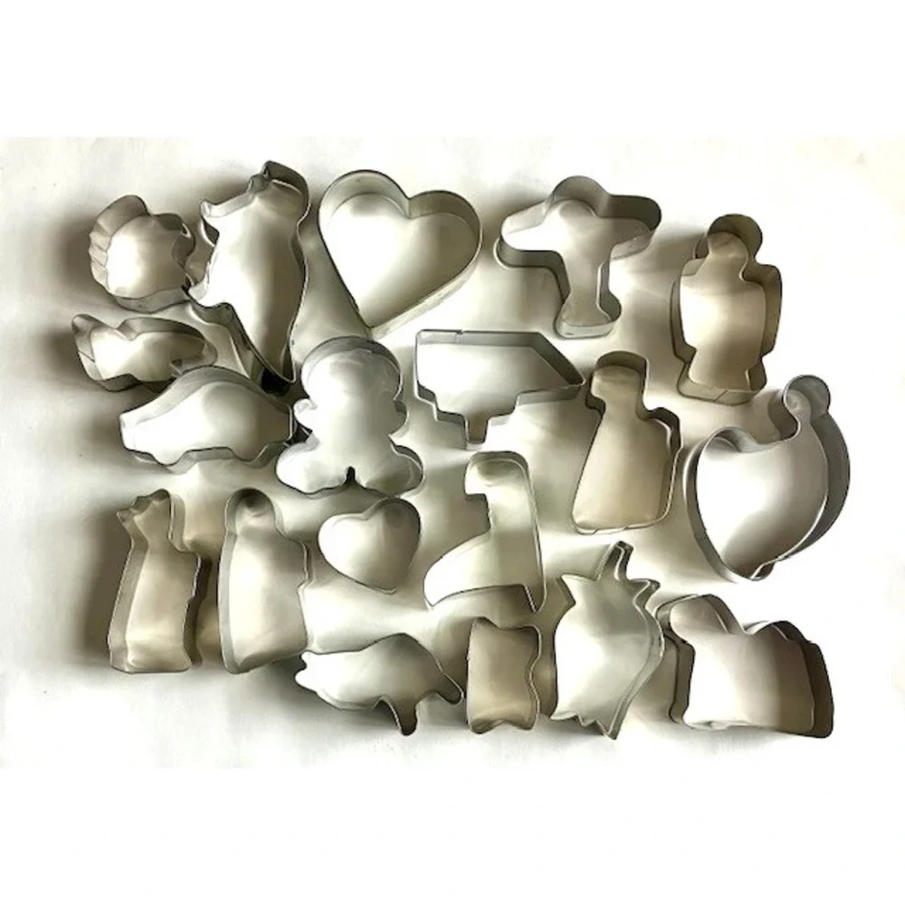 Vintage Lot of 25 Cookie Cutter Metal & Plastic Assorted Shapes and Size